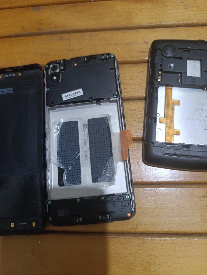 Kırık Ekranlı Siyah Android Telefonlar - Görsel 3