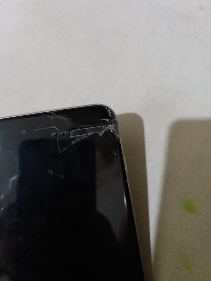 Gri iPhone, Çatlak Ekran - Görsel 3