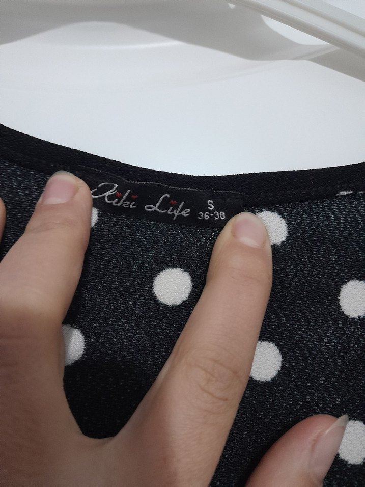 Siyah Puantiyeli Uzun V Yaka Elbise - Görsel 4