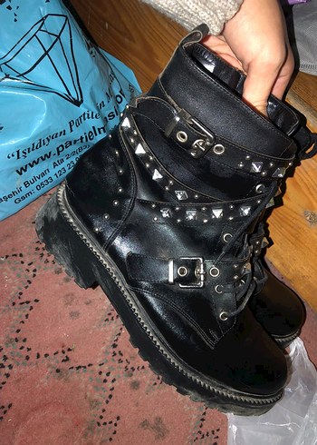 Zara Metal Detayli Siyah Bilek Botu
