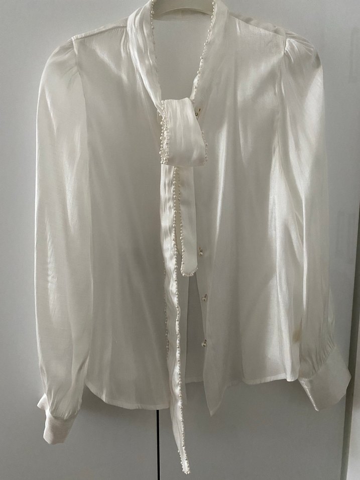 Kübra Osmanoğlu Düğmeli Beyaz Saten Kadın Gömlek - Görsel 2