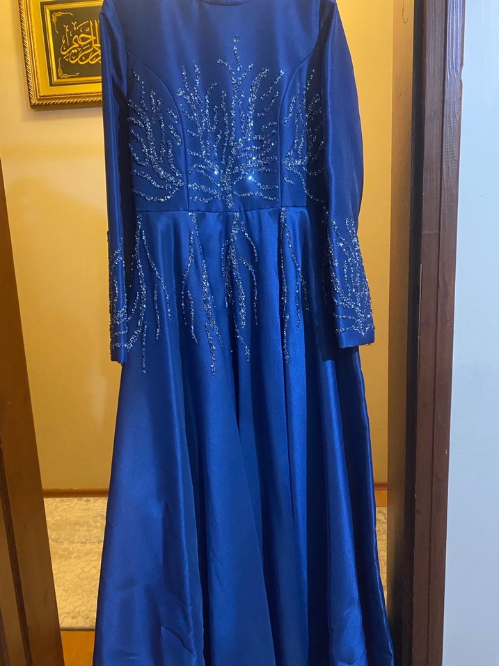 Uzun Kollu İşlemeli Mavi Abiye Elbise - Görsel 3