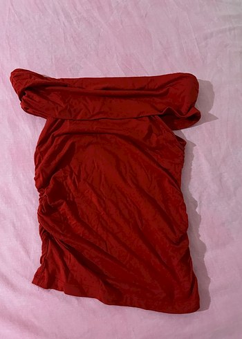 Straplez yaka vücudu saran ince katmanlı kırmızı crop - Görsel 4