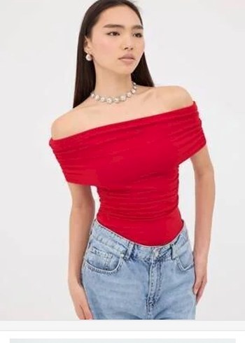 Straplez yaka vücudu saran ince katmanlı kırmızı crop - Görsel 2