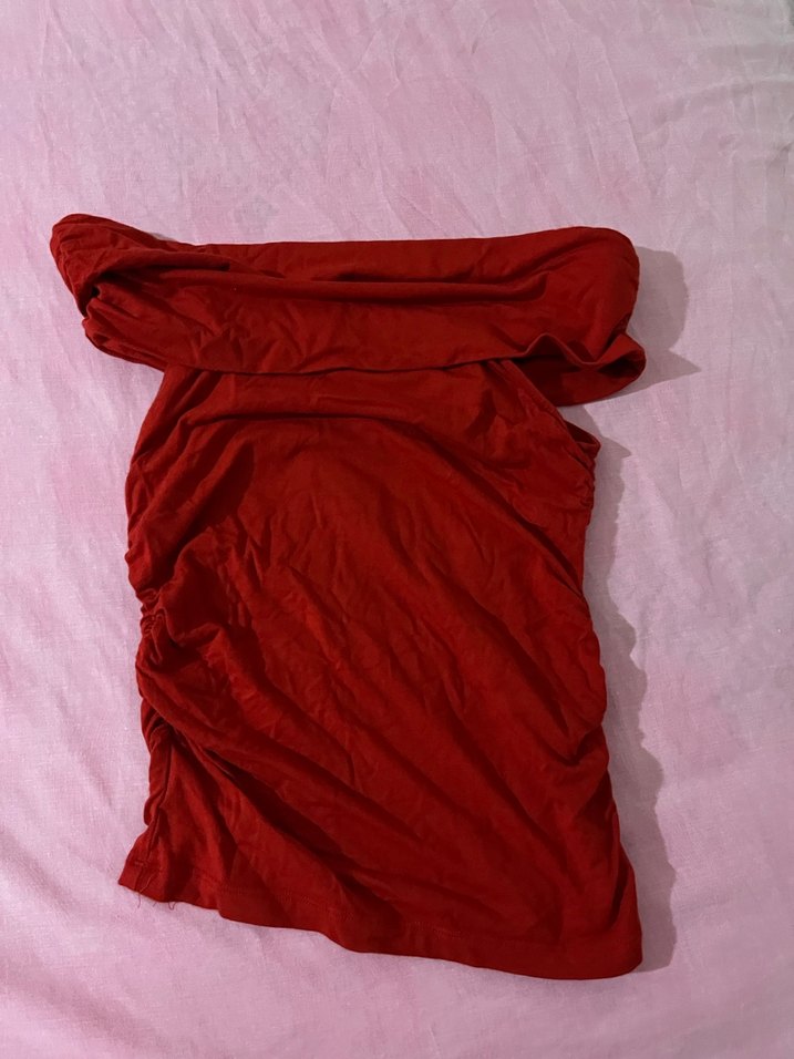 Straplez yaka vücudu saran ince katmanlı kırmızı crop - Görsel 4