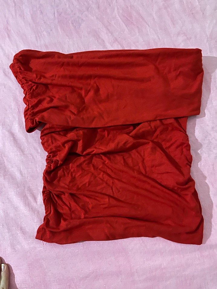 Straplez yaka vücudu saran ince katmanlı kırmızı crop - Görsel 3