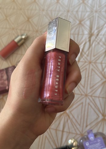 Fenty Beauty Parlak Bej Dudak Parlatıcısı02 numara - Görsel 3