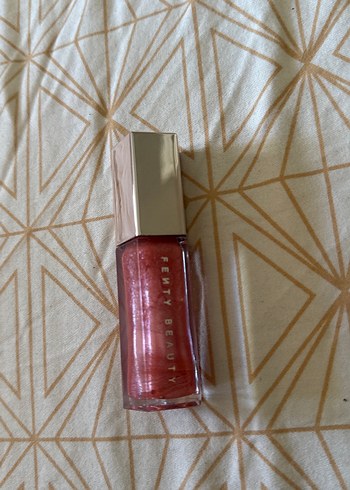 Fenty Beauty Parlak Bej Dudak Parlatıcısı02 numara - Görsel 2