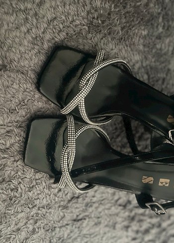 Siyah Parlak Yılan Desenli Tokalı Topuklu Ayakkabı - Görsel 2