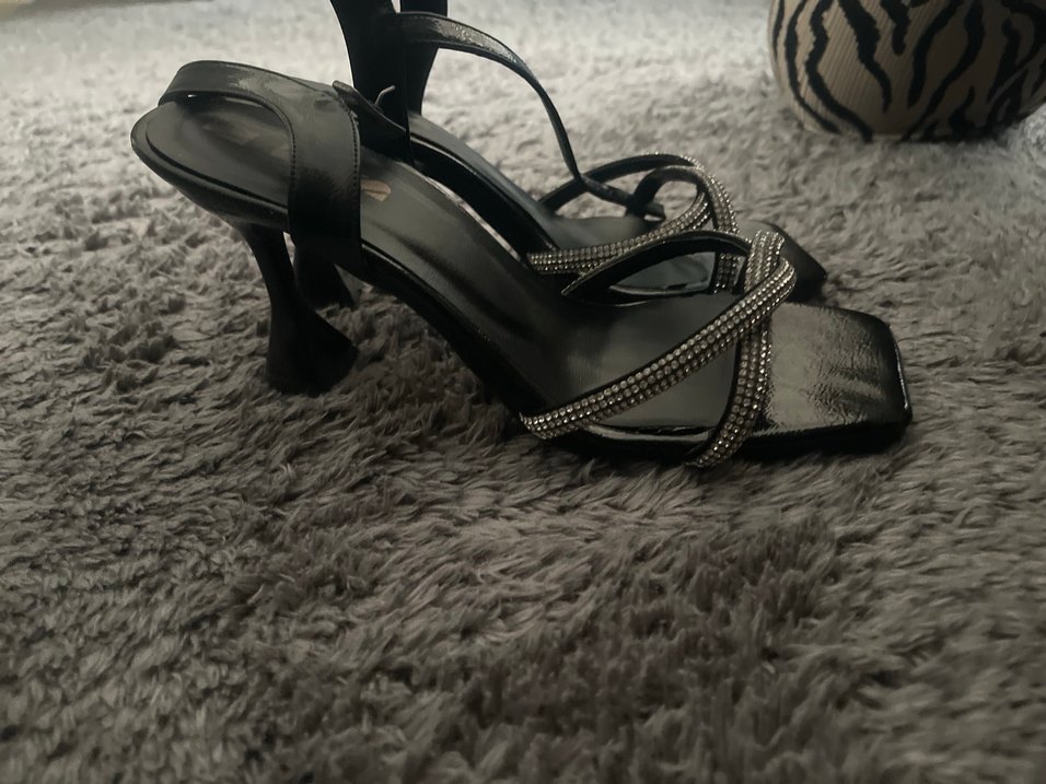 Siyah Parlak Yılan Desenli Tokalı Topuklu Ayakkabı - Görsel 3