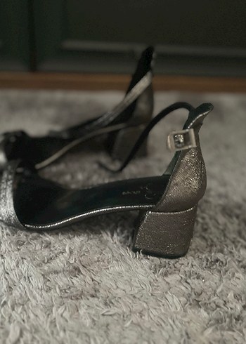 Kürk Detaylı Gri Yılan Desenli İnce Topuklu Ayakkabı - Görsel 2