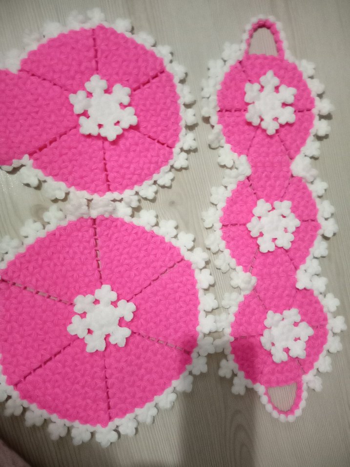 Mor ve beyaz el yapımı örgü süsler - Görsel 2