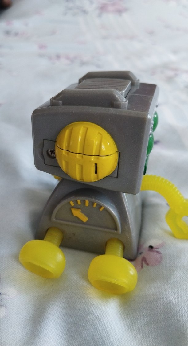Gri ve Sarı Robot Figür — görsel 2/4