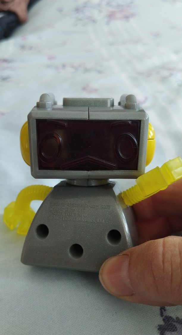 Gri ve Sarı Robot Figür — görsel 3/4