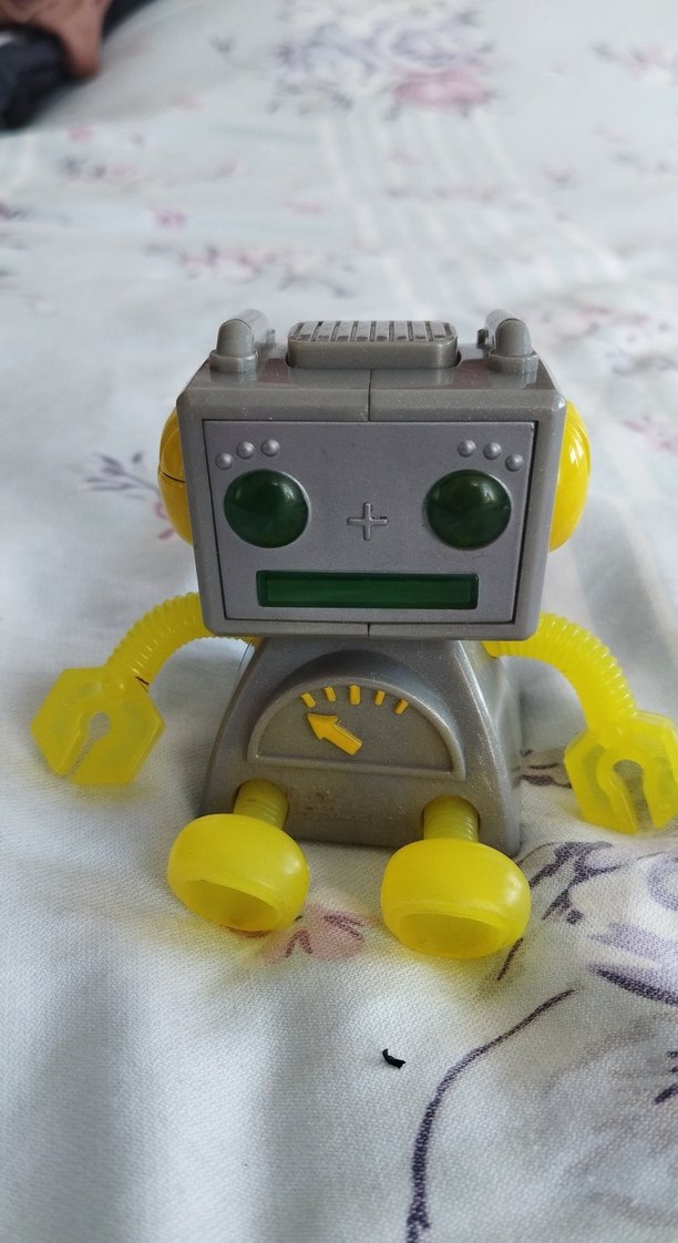 Gri ve Sarı Robot Figür — görsel 4/4