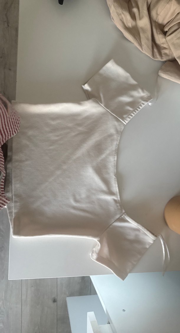 Beyaz v yaka crop - Görsel 3