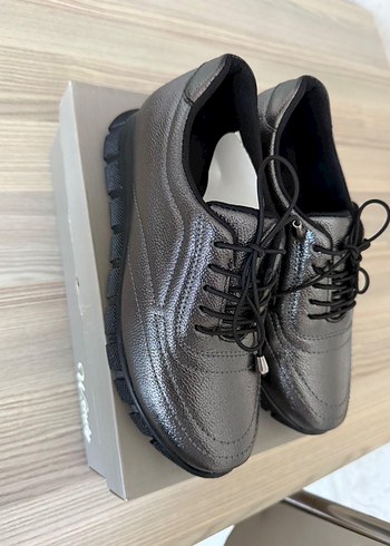 Gri Yılan Desenli Bağcıklı Kadın Spor Ayakkabı - Görsel 3