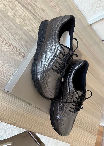 Gri Yılan Desenli Bağcıklı Kadın Spor Ayakkabı - Görsel 4