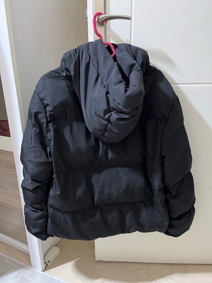 Siyah Kapüşonlu Kadın Kısa Mont - Görsel 2