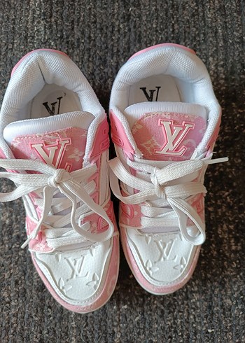 Louis Vuitton Pembe Monogram Sneaker