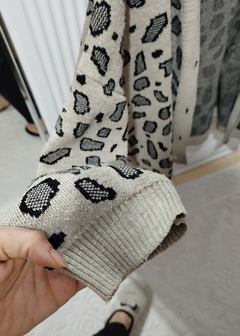 Gri Yılan Desenli Örgü Hırka - Görsel 4