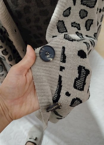 Gri Yılan Desenli Örgü Hırka - Görsel 3