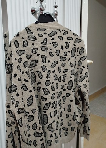 Gri Yılan Desenli Örgü Hırka - Görsel 2