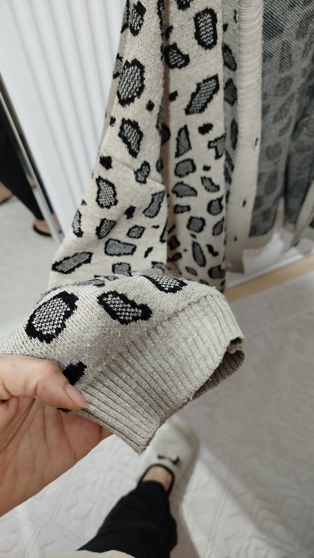 Gri Yılan Desenli Örgü Hırka - Görsel 4