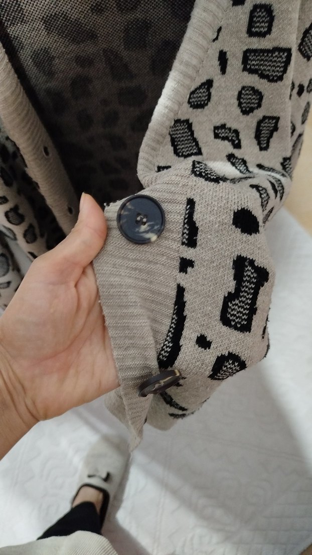 Gri Yılan Desenli Örgü Hırka - Görsel 3