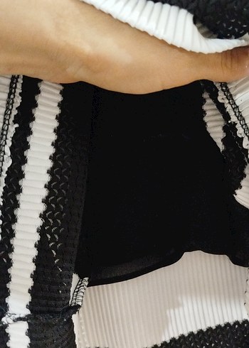 Siyah Beyaz Çizgili Uzun Piliseli Elbise - Görsel 3