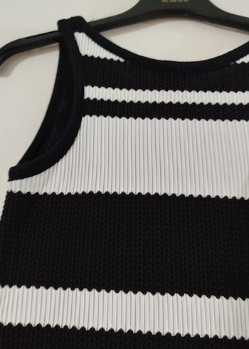 Siyah Beyaz Çizgili Uzun Piliseli Elbise - Görsel 2