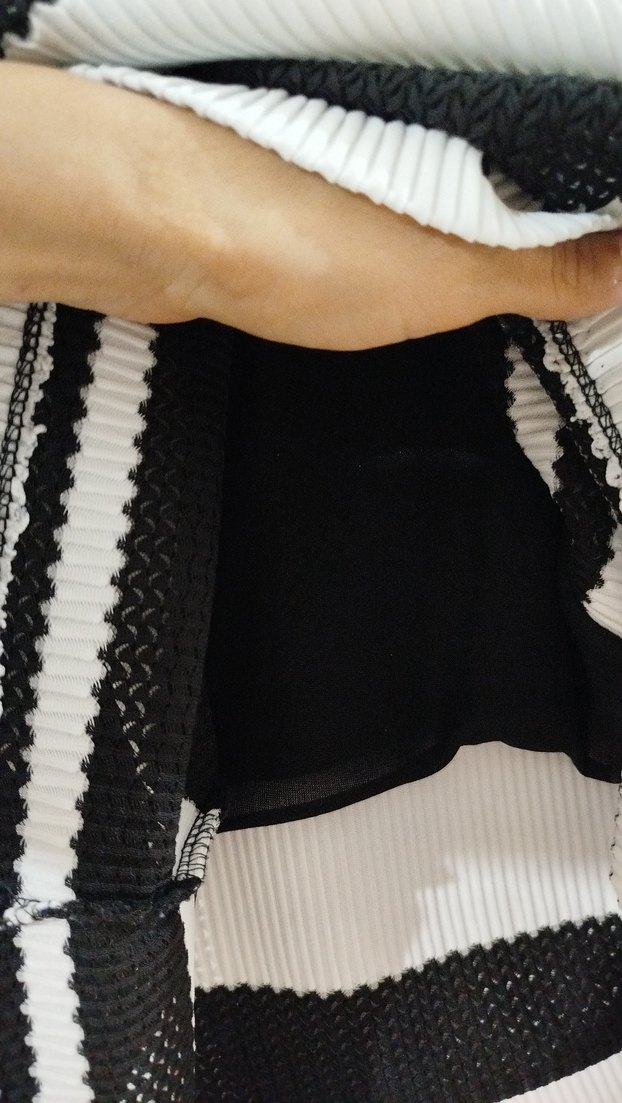 Siyah Beyaz Çizgili Uzun Piliseli Elbise - Görsel 3