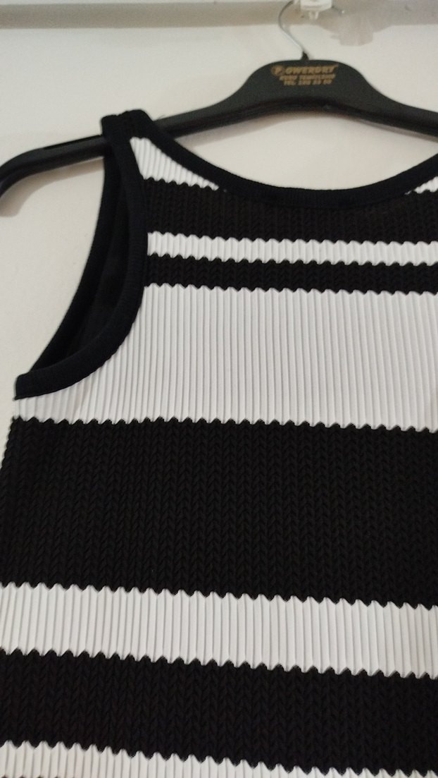 Siyah Beyaz Çizgili Uzun Piliseli Elbise - Görsel 2