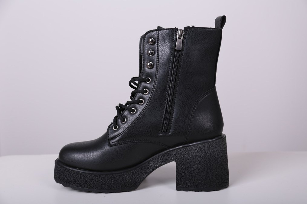 Siyah Bağcıklı Topuklu Gotik Bot - Görsel 2