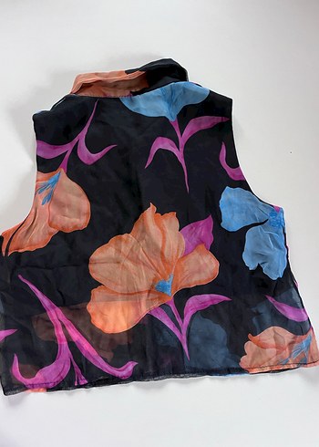 Düğmeli Kolsuz Çiçek Desenli Bluz - Görsel 3