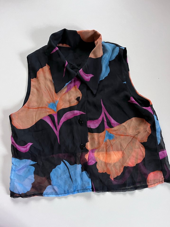 Düğmeli Kolsuz Çiçek Desenli Bluz - Görsel 2