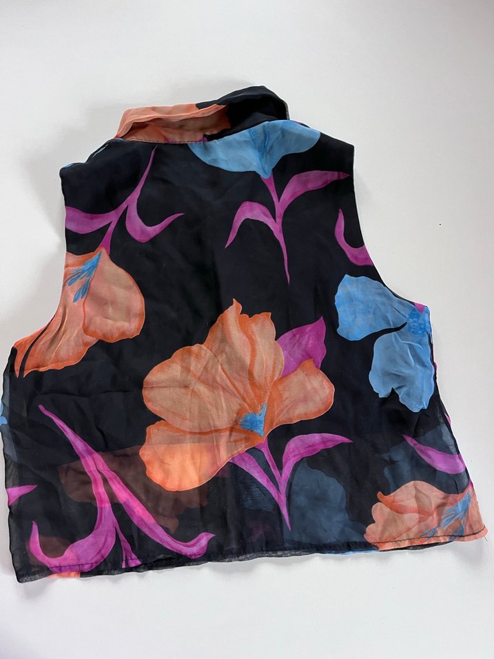 Düğmeli Kolsuz Çiçek Desenli Bluz - Görsel 3