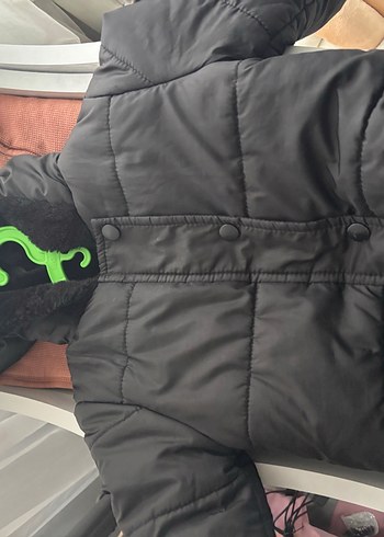 Siyah Erkek Çocuk Kürklü Kapüşonlu Mont - Görsel 4