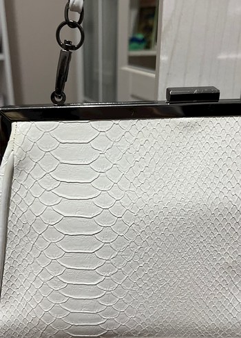 Beyaz Yılan Derisi Desenli Zincir Detaylı Kadın Çanta - Görsel 2