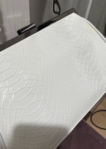 Beyaz Yılan Derisi Desenli Zincir Detaylı Kadın Çanta - Görsel 4