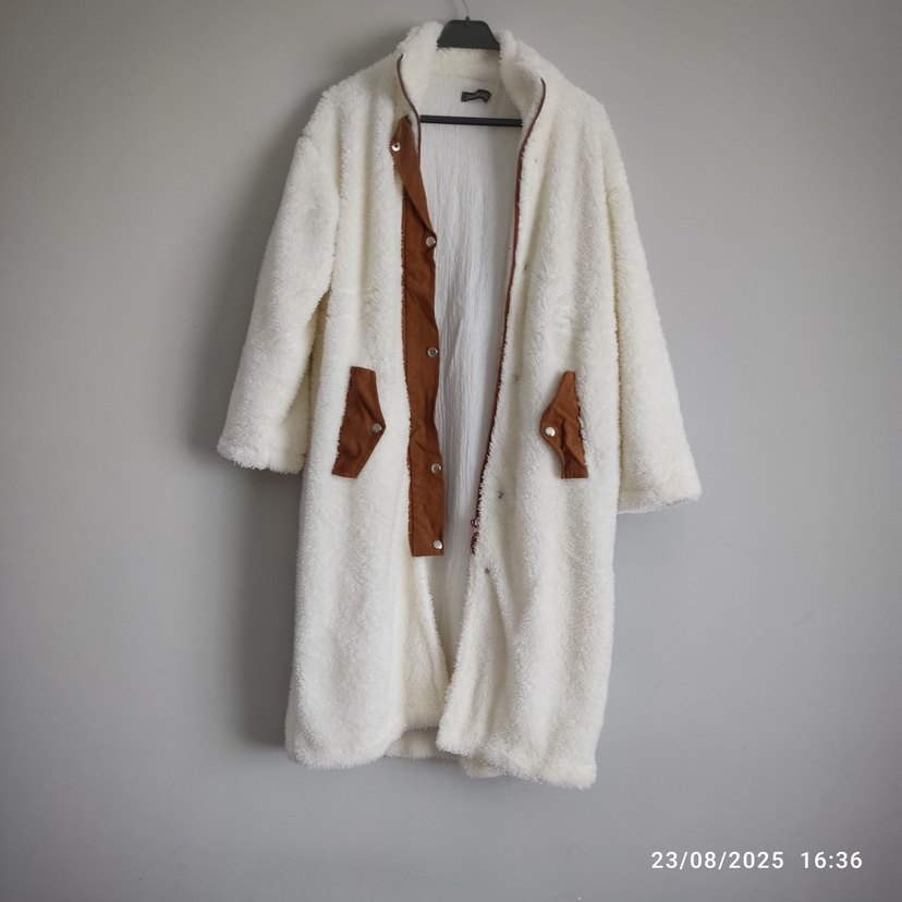 Uzun Beyaz Kürklü Kadın Kaban - Görsel 2