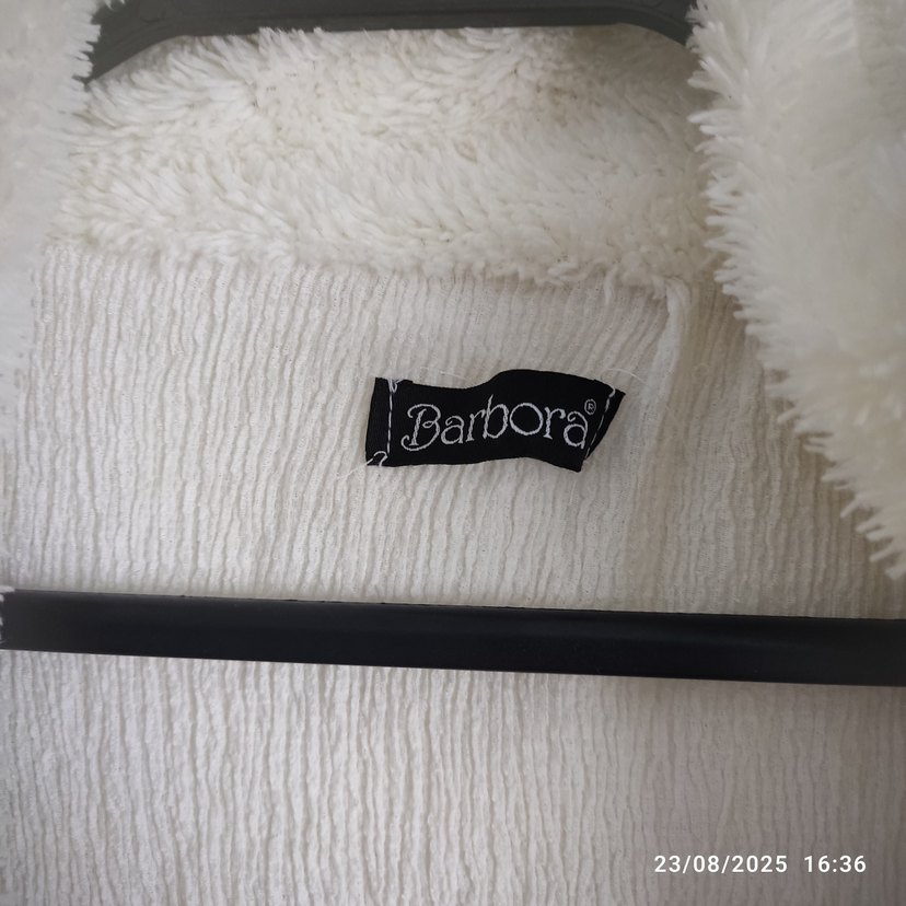 Uzun Beyaz Kürklü Kadın Kaban - Görsel 3