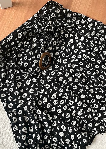 Siyah Çiçek Desenli Fırfırlı Mini şortlu Etek - Görsel 6