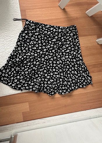 Siyah Çiçek Desenli Fırfırlı Mini şortlu Etek - Görsel 3