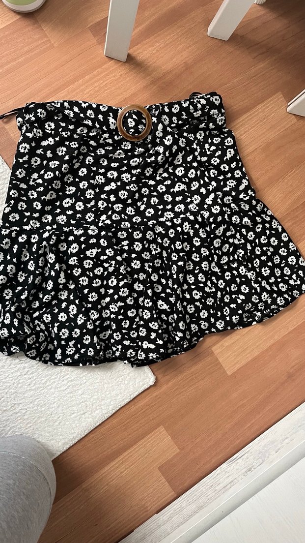 Siyah Çiçek Desenli Fırfırlı Mini şortlu Etek - Görsel 2