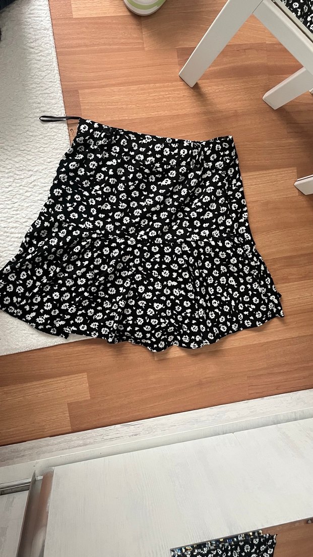 Siyah Çiçek Desenli Fırfırlı Mini şortlu Etek - Görsel 3