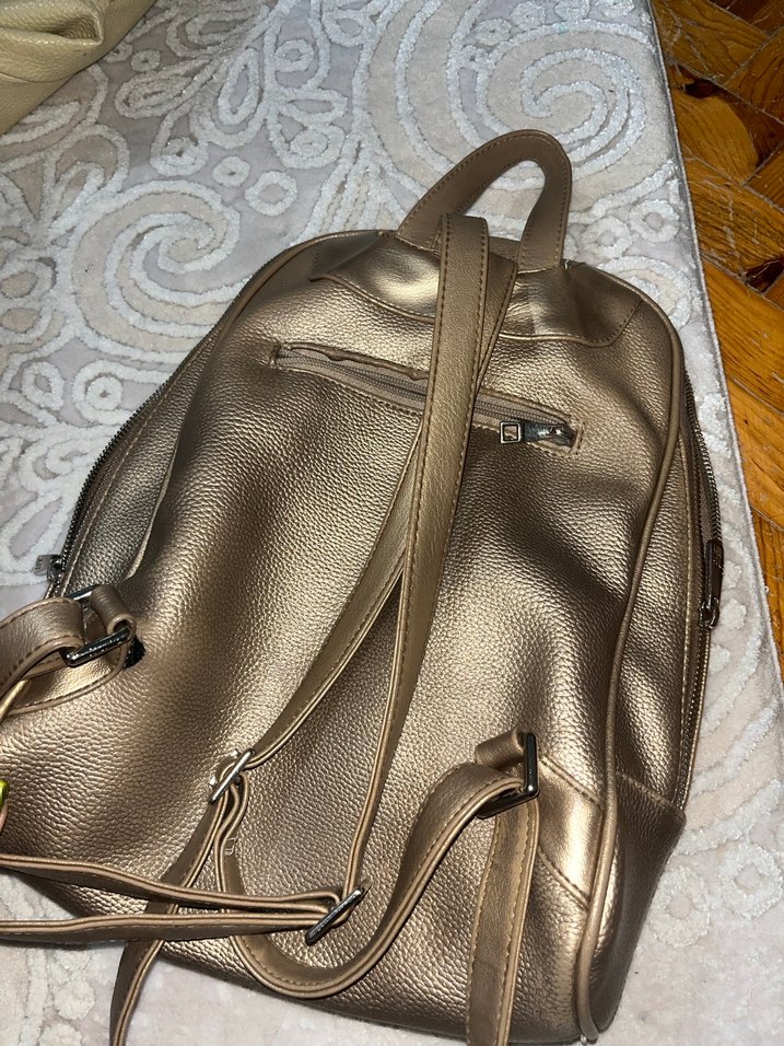 Altın Renk Kadın Deri Sırt Çantası - Görsel 4