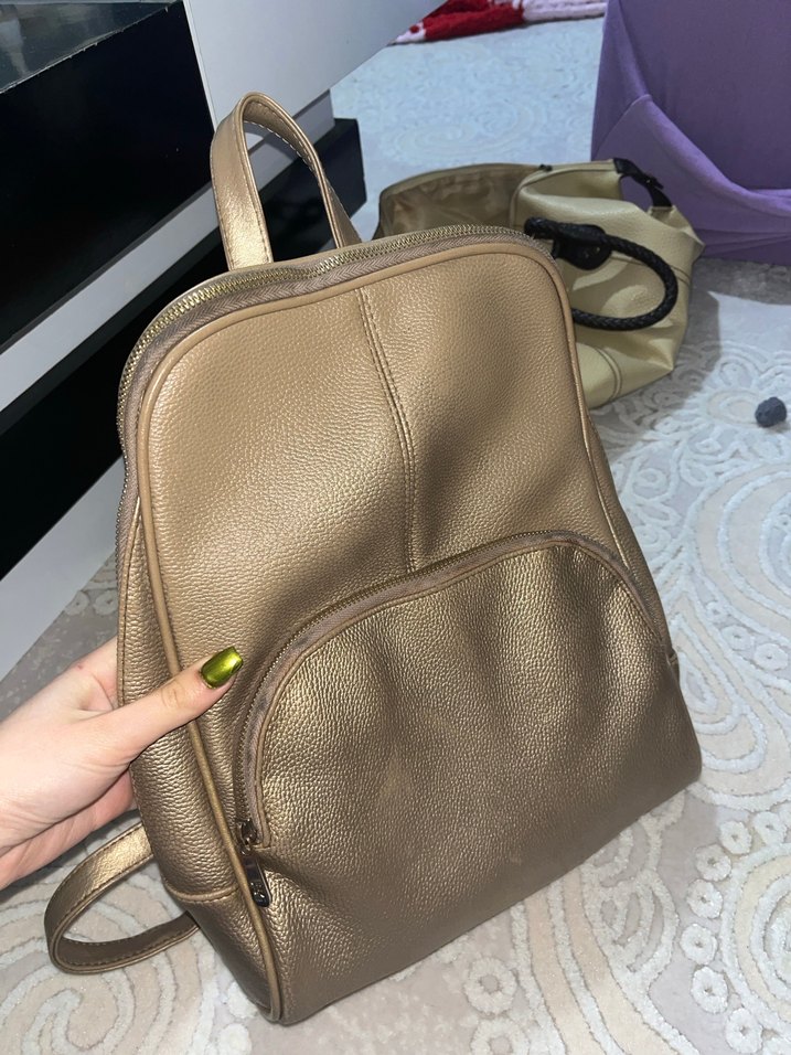 Altın Renk Kadın Deri Sırt Çantası - Görsel 2