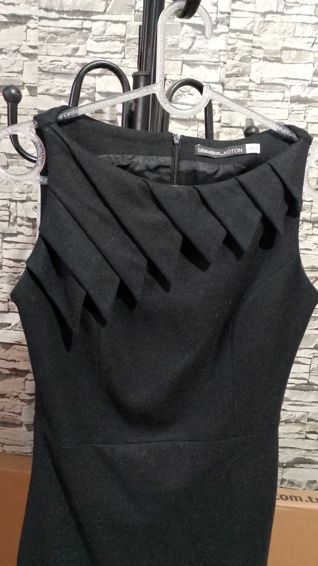 Hakan yıldırım imzalı Siyah Pileli V Yakalı Midi Elbise - Görsel 2