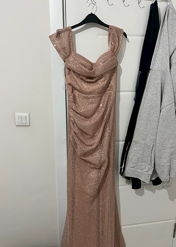 Drapeli Parlak Bej Yılan Desenli Uzun Elbise - Görsel 2